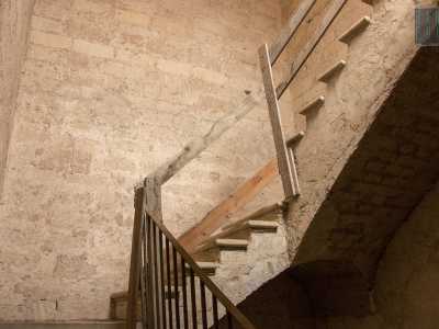 Preferiamo quindi salire al primo piano. La rampa che utilizziamo � tutt'altro che rassicurante, visto che gran parte del corrimano � costituita da malmesse assi di legno